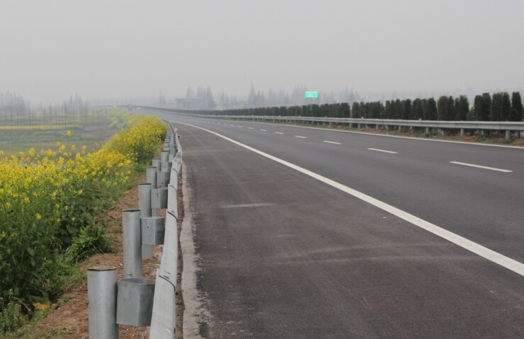 陕西省榆靖路热镀锌护栏项目